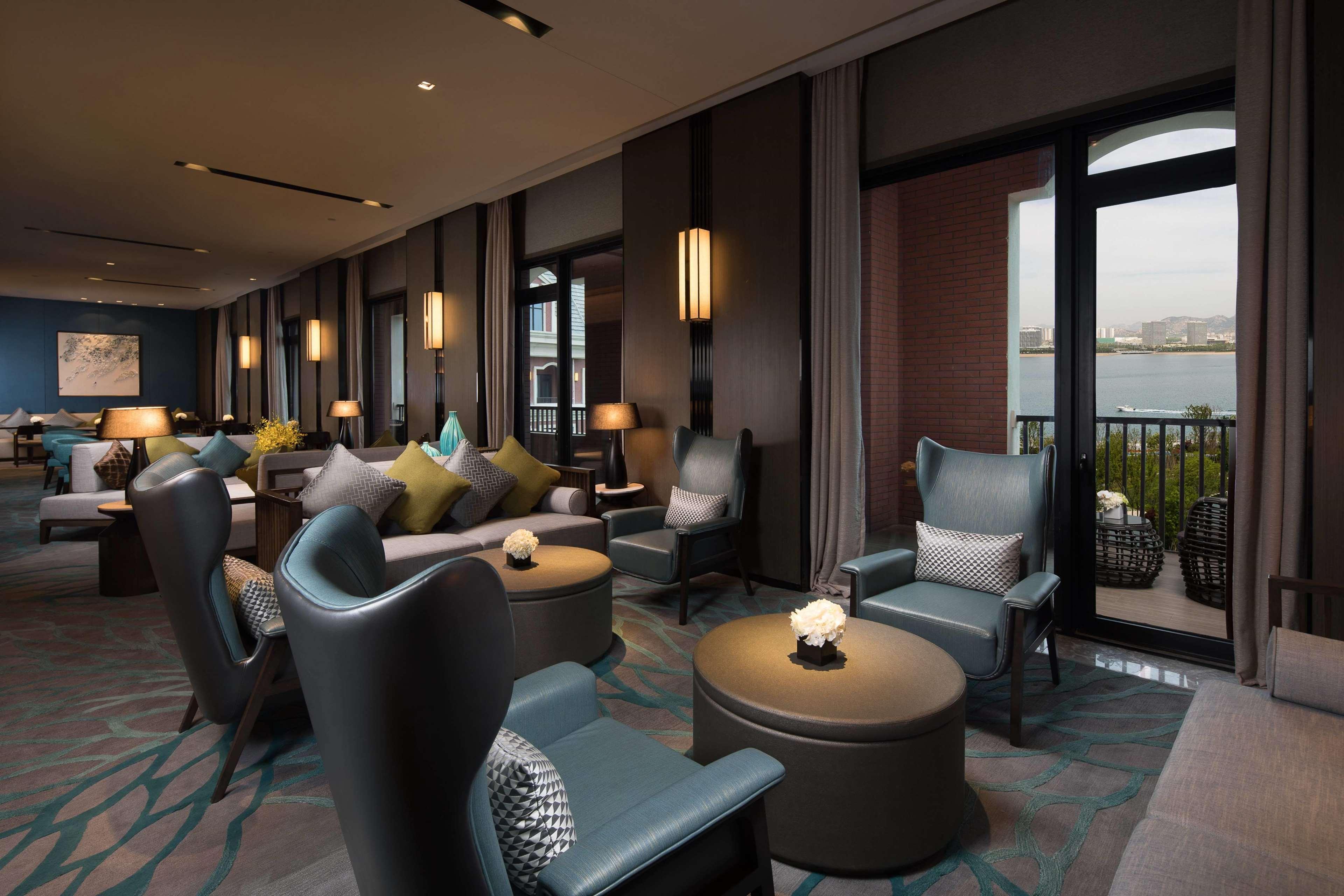 Hotel Doubletree By Hilton Qingdao Oriental Movie Metropolis Esterno foto