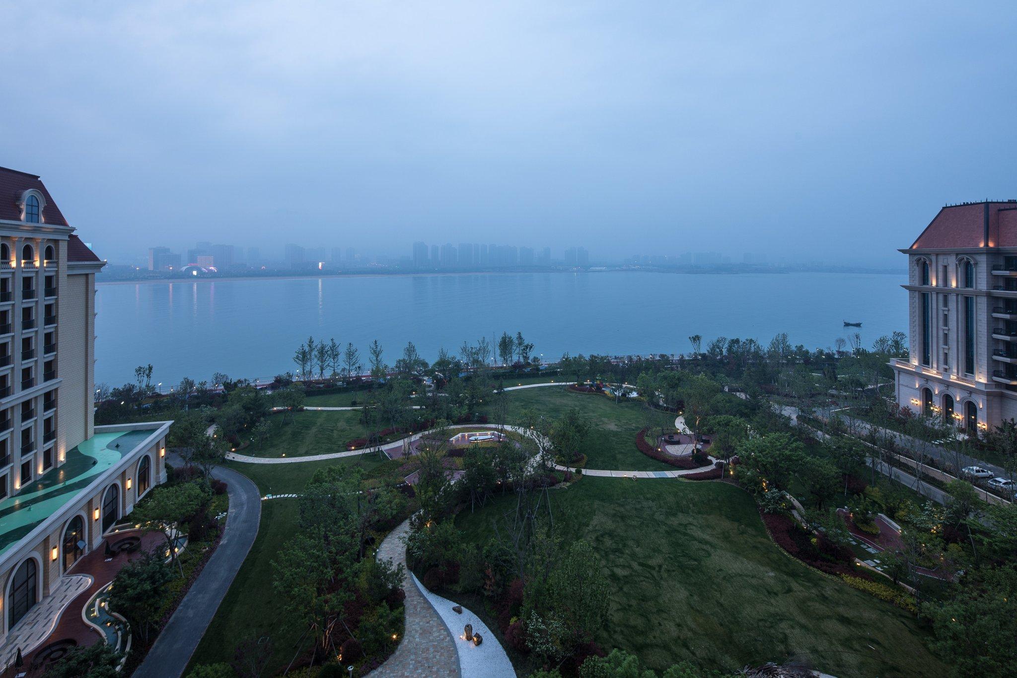 Hotel Doubletree By Hilton Qingdao Oriental Movie Metropolis Esterno foto