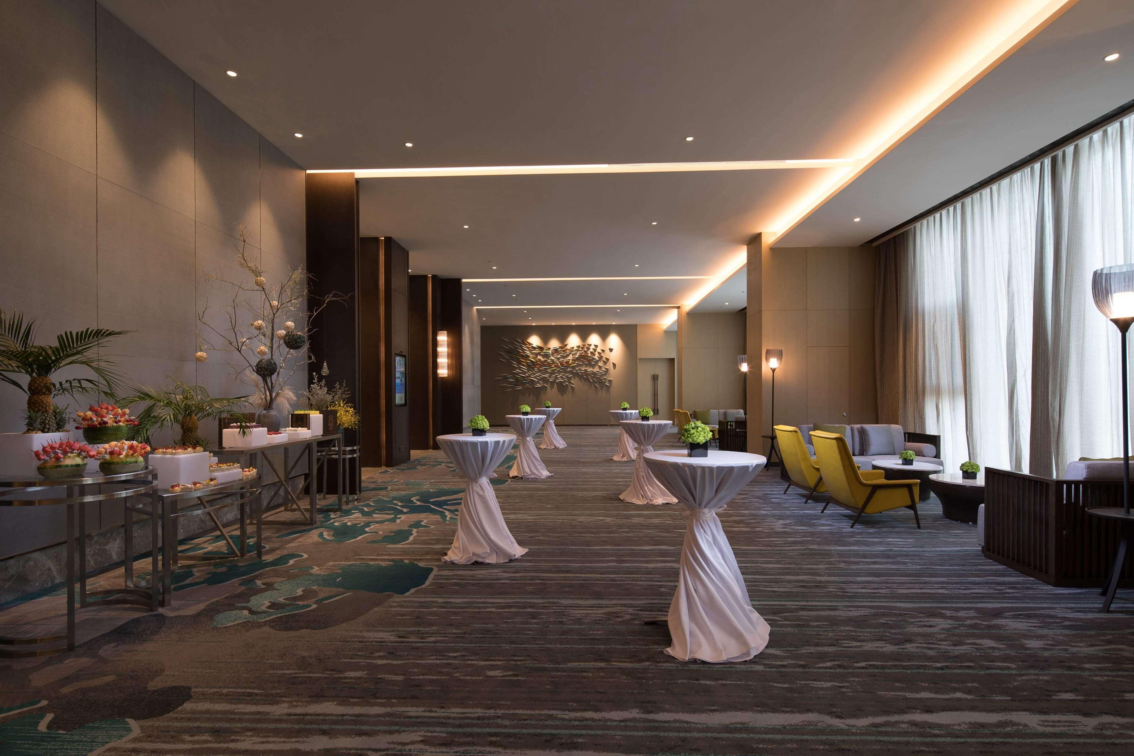 Hotel Doubletree By Hilton Qingdao Oriental Movie Metropolis Esterno foto