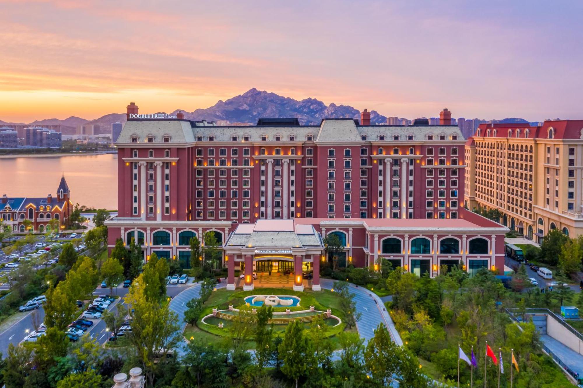 Hotel Doubletree By Hilton Qingdao Oriental Movie Metropolis Esterno foto