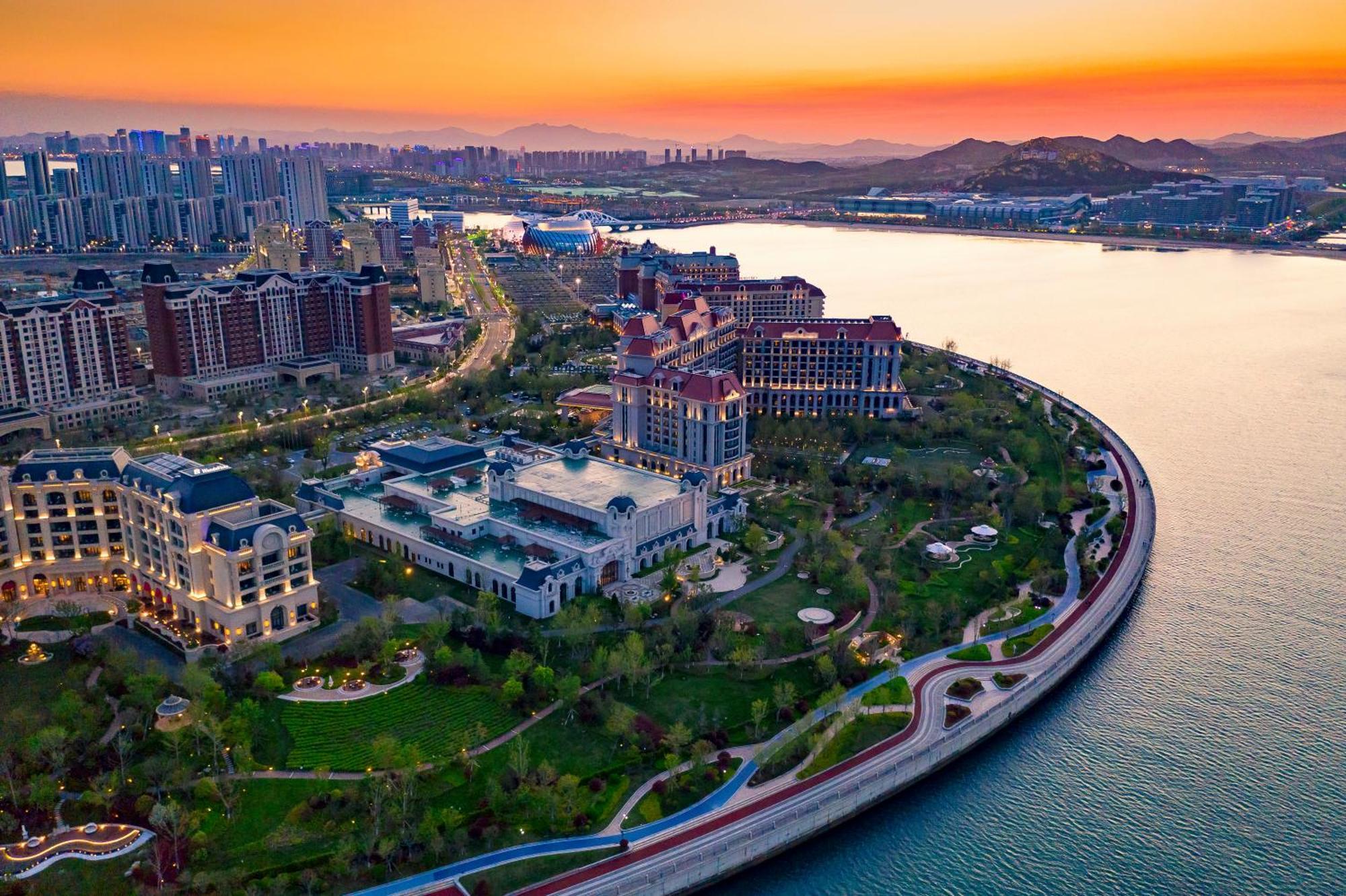 Hotel Doubletree By Hilton Qingdao Oriental Movie Metropolis Esterno foto