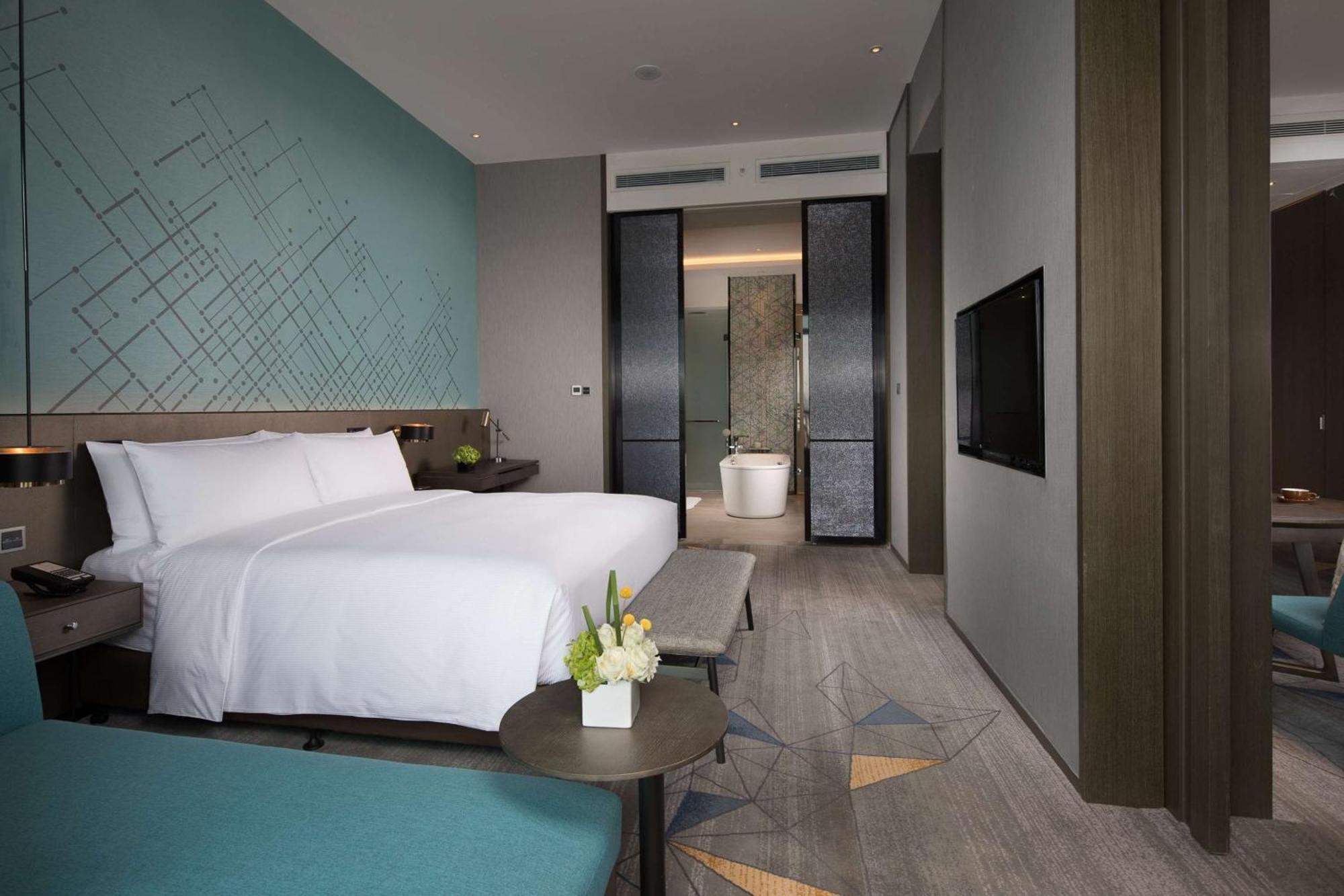 Hotel Doubletree By Hilton Qingdao Oriental Movie Metropolis Esterno foto